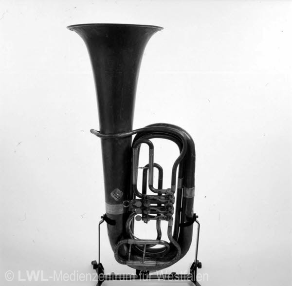 10_7535 Historische Militärmusikinstrumente - Ausstellung auf der Wewelsburg, Büren 12/2001