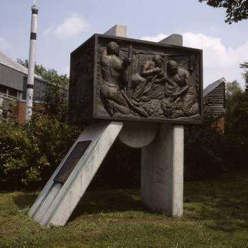 Bergbau-Erinnerungsmal am Erich-Brühmann-Haus, Kreyenfeldstraße: Künstler Paul Epp, 1989, vier Bronzereliefs mit Darstellungen bergmännischer Tätigkeiten, Höhe 2,4 Meter