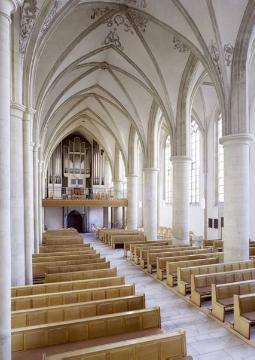 Ev. Apostel-Kirche: Gotische Kirchenhalle, Blick Richtung Orgelempore