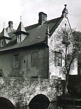 Haus Cappeln, Torzufahrt mit Gräftenbrücke - Dreiflügelanlage, Barock, Haupthaus von 1777