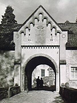 Haus Cappeln, Torzufahrt mit Gräftenbrücke - Dreiflügelanlage, Barock, Haupthaus von 1777