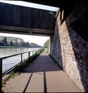 Dortmund-Ems-Kanal: Westliche Uferpromenade unterhalb der Straßen- und Eisenbahnbrücke Warendorfer Straße Richtung Brücke Prozessionsweg