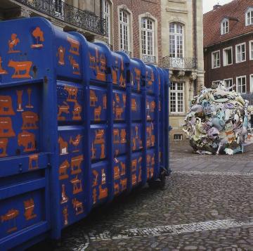skulptur projekte münster 07: Mehrteilige Installation "Trickle down - Der öffentliche Raum im Zeitalter der Privatisierung" (Andreas Siekmann) auf dem Vorplatz des Erbdrostenhofes