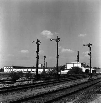 Schienentrasse und Signalanlagen bei Borghorst mit Blick auf die Spinnerei Gebrüder Kock