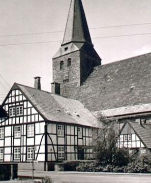 Fachwerkhäuser an der ev. St. Andreas-Kirche