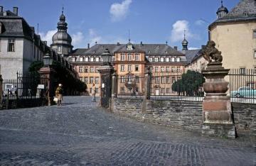 Schloss Berleburg: Schlosstor mit Blick auf Haupt- und Seitenflügel