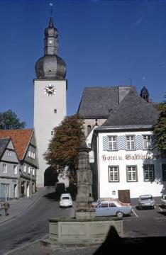 Oberstadt, Alter Markt: Der Maximiliansbrunnen, errichtet 1779, mit Glockenturm der kath. Stadtkapelle St. Georg, Hallenkirche, eingeweiht 1323