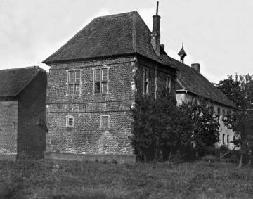 Rittergut Haus Brabeck, Ansicht des ältesten Gebäudeteils, ehemalige Wasseranlage auf zwei Inseln, erbaut um 1700 (Brabecker Feld 29), um 1915? Vergleichsaufnahme von 2012 siehe Bild 11_2996