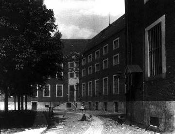 Lotharingerstraße 30: Blick in der Hof des Zuchthauses, seit 1914 als Berufsschule genutzt
