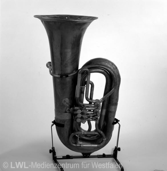 10_7551 Historische Militärmusikinstrumente - Ausstellung auf der Wewelsburg, Büren 12/2001