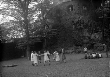 Jugendherberge Burg Altena, Kinder beim Kreistanz, undatiert, um 1930?