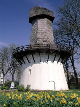 Stillgelegte Windmühle in der Friedrich-Ebert-Straße, Sitz des "Westfälischen Literaturbüros", einer Einrichtung der Autoren- und Literaturförderung in Nordrhein-Westfalen