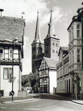 Höxter-Altstadt, 1980: Doppelturmfront der ev. Kilianikirche aus Richtung Weserstraße, links angeschnitten das historische Rathaus. Haus am rechten Bildrand durch Explosion zerstört 2005.