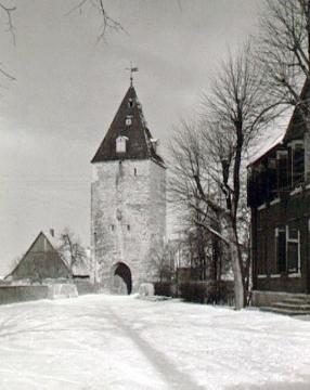 Stadttor im winterlichen Stromberg: verbliebener Torturm der einstigen Burganlage (Paulusturm)