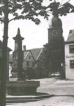 Oberstadt, Alter Markt: Der Maximiliansbrunnen, errichtet 1779, mit Glockenturm der kath. Stadtkapelle St. Georg, Hallenkirche, eingeweiht 1323, Ansicht um 1940?