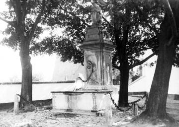 Sandsteinbrunnen auf dem Schlossberg von Schloss Wittgenstein, um 1930?