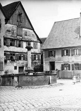 Marktplatz mit Marktbrunnen - ohne Ortsangabe. Undatiert - um 1920?