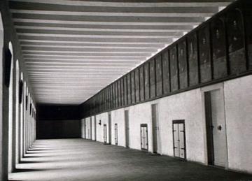 Kloster Corvey, ehem. Benediktinerabtei, 1951: Klostergang mit Bildnisgalerie der Gründer und Äbte im Ostflügel