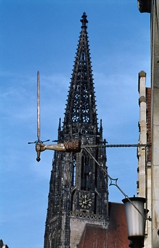 Das Sendschwert am Rathaus, Symbol der städtischen Marktfreiheit, mit Blick zum Turm der Lamberti-Kirche