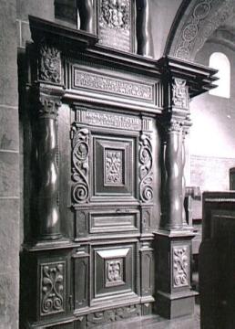 St. Andreas-Kirche: Die geschnitzte Tür zur Kanzel