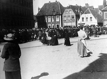 Mobilmachung 1914: Menschenansammlung vor dem Wehrbezirkskommando (Tibusstraße)