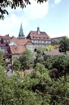 Altstadt mit Blick auf das Rathaus und den Turm der Kirche St. Johannes Bapt.
