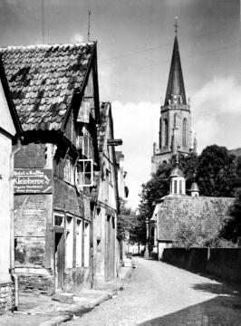 Blick durch die Herrenstraße zur Pfarr- und Propsteikirche St. Clemens