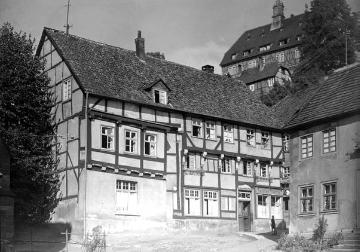Der Altstädter Kirchplatz mit dem Gasthaus "Zum guten Hirschen" und Blick zum Rathaus