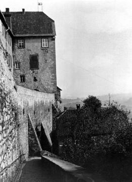 Das ehem. Dominikanerkloster (1281-1824) in der Oberen Altstadt: Gebäudepartie mit Klostermauer, um 1944?