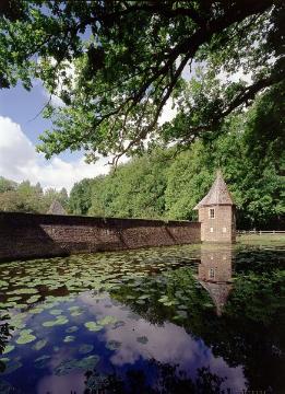 Haus Welbergen: Gräfte mit Ringmauer der Vorburg, errichtet während des Dreissigjährigen Krieges