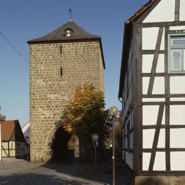 Rühen, Hachtor, 1995 - einzig erhaltenes von vier Stadttoren der mittelalterlichen Stadtbefestigung, erbaut im 14. Jh. aus Rüthener Sandstein.