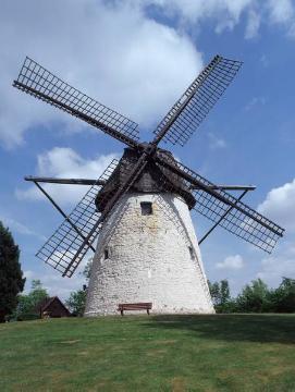 "Alte Windmühle", 12 m hohe Turmwindmühle mit 22 m Flügelspannweite, in Betrieb 1807 bis 1945, ab 1972 landwirtschaftliches Heimatmuseum
