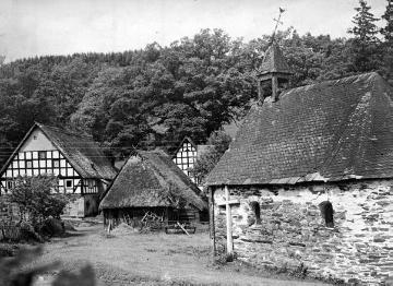 Bruchsteinkapelle und Fachwerkgehöft in Mönekind, um 1930?