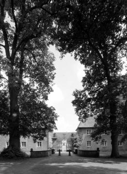 Ehem. Kreuzherrenkloster Bentlage, 2003: Einfahrt zur barocken Dreiflügelanlage, ab 1978 in städtischem Besitz, zuletzt Kulturzentrum