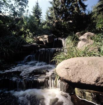 Wasserfall an der Promenade Höhe Kreuzschanze: Nach Kriegszerstörung 1988 anhand alter Fotografien wieder hergestellt
