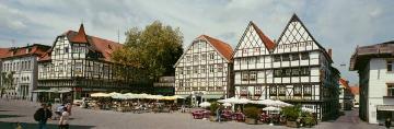 Historische Fachwerkhäuser am Markt, im Vordergrund: Gasthof 'Zum Wilden Mann'