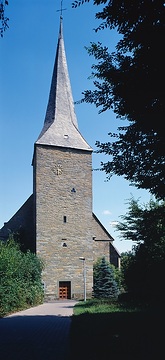Ev. Pfarrkirche, ehem. St. Pantaleon, im Ortszentrum von Lohne, Hallenkirche, erbaut 1. Hälfte 13. Jh., Westturm 12. Jh.