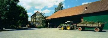 Drüggelter Höfe in Delecke: Hofareal mit Traktor