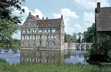 Haus Hülshoff: Westansicht des Herrenhauses (Gartenseite) mit Gräfte und Zufahrtsbrücke