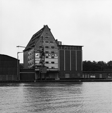 Hafenviertel: Getreidespeicher am Stadthafen I, im Zuge der Hafensanierung ab 1996 umgebaut zum Bürogebäude und Parkhaus