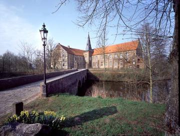 Wasserburg Lüdinghausen mit Brückenzufahrt, erbaut im 12. Jh. als Stammsitz der Herren von Lüdinghausen, im 16. Jh. unter Gottfried von Raesfeld zur Renaissanceburg umgebaut