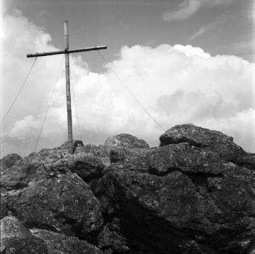 Gipfelkreuz auf den Bruchhauser Steinen (727 m NN)