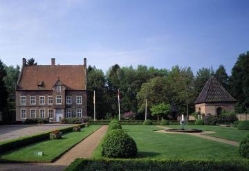 Haus Welbergen: Schlossgarten im Innenhof der Vorburg mit Blick auf das Herrenhaus, erbaut 1560-1570, und die Kapelle (re.)