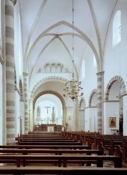 Kath. Pfarrkirche St. Bonifatius, Langhaus Richtung Altar - romanische Basilika, geweiht 1129