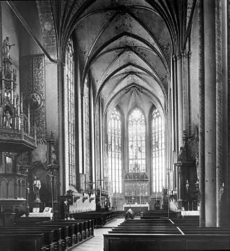 Kirche St. Johannes der Täufer: Innenansicht mit Blick in den Chor