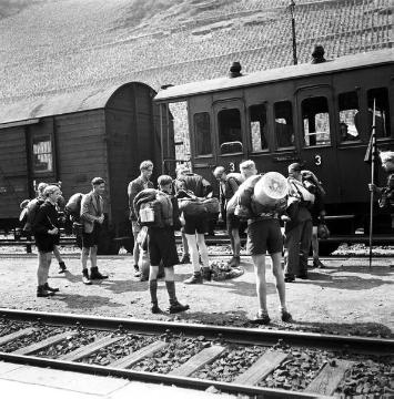 Ferien an der Mosel: Katholische Jugendgruppe aus Raesfeld (Jungschar) bei der Ankunft auf dem Bahnhof Cochem