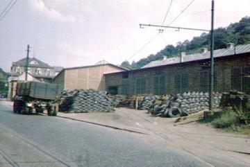 Drahtzieherei im Nettetal: Drahtrollenlager vor dem Werksgebäude