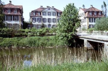 Schloss Hüffe: Die drei Schlosspavillons mit Gräfte, hofseitige Ansicht nach der 1951 begonnenen Fassadenrenovierung