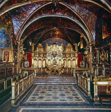 Kapelle des Fürstlichen Residenzschlosses: Barocker Innenraum mit Blick zum Altar