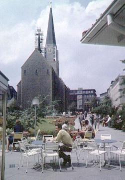 Ratscafé mit Altstädter Kirchplatz und ev. Altstädter Nicolaikirche, 1944 zerstörte Hallenkirche, Wiederaufbau 1953-1954